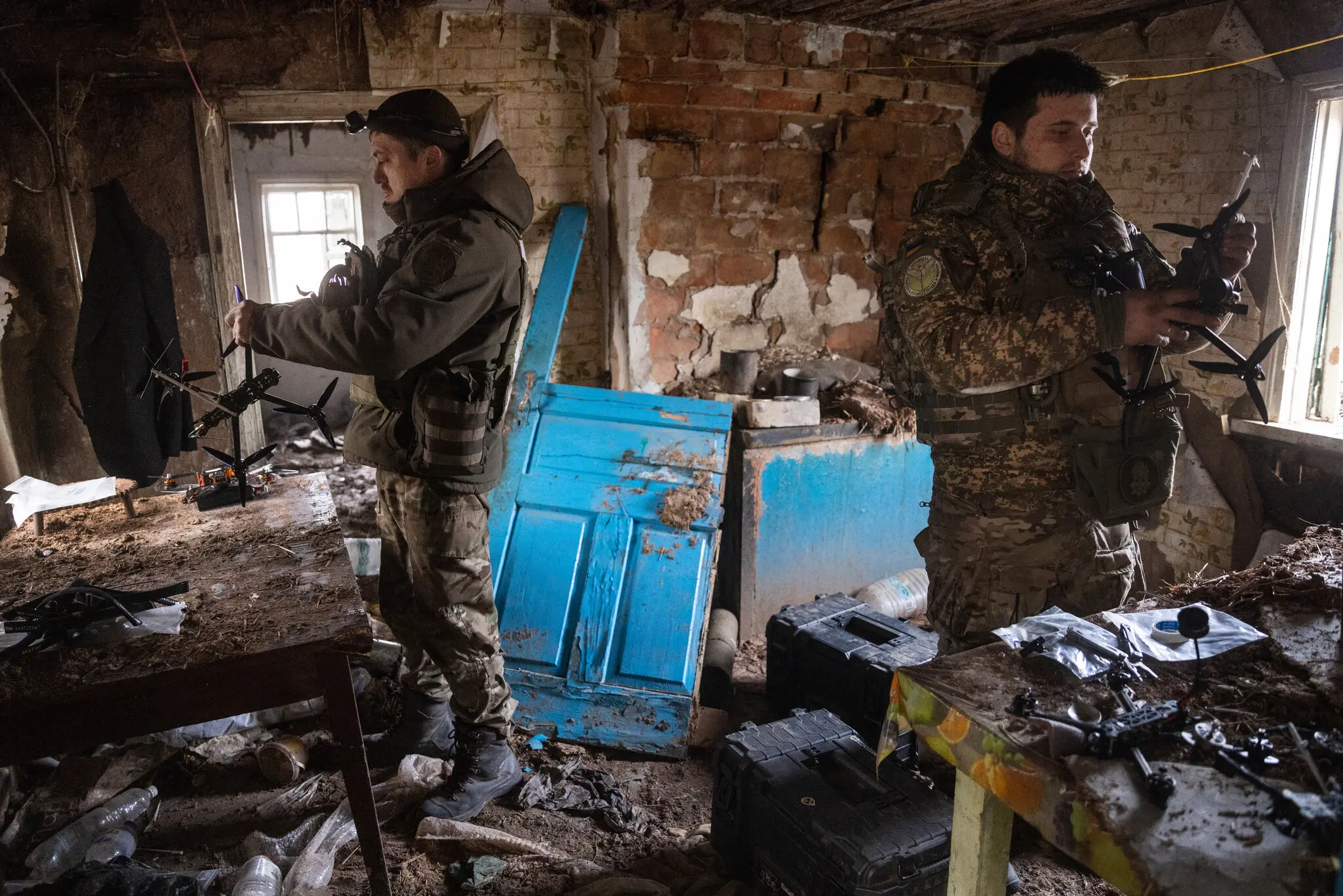 Ді-джей (ліворуч) і солдат на ім’я Томас встановили свій пост безпілотників серед руїн фермерського будинку за околицями Кремінної.